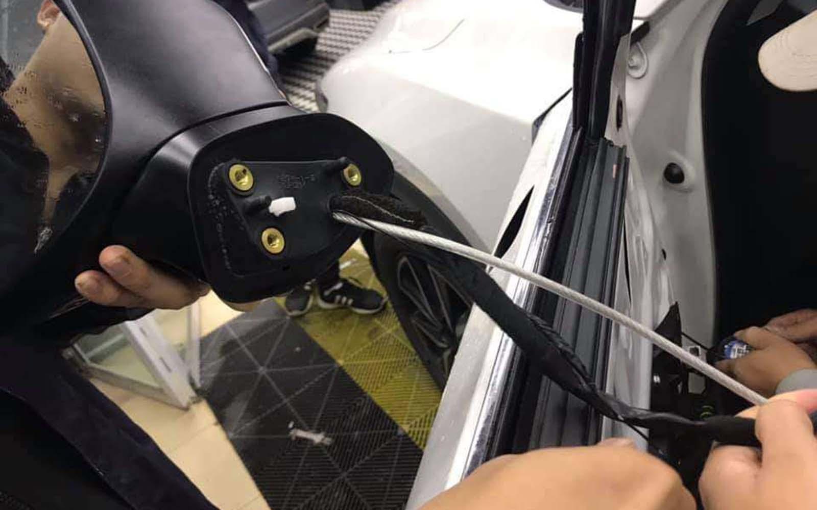 Lắp cáp chống trộm gương ô tô tại TP.HCM 