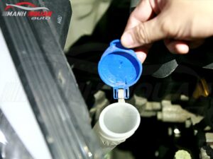 Hướng Dẫn Tự Pha - Đổ Nước Rửa Kính Cho Xe Ô Tô