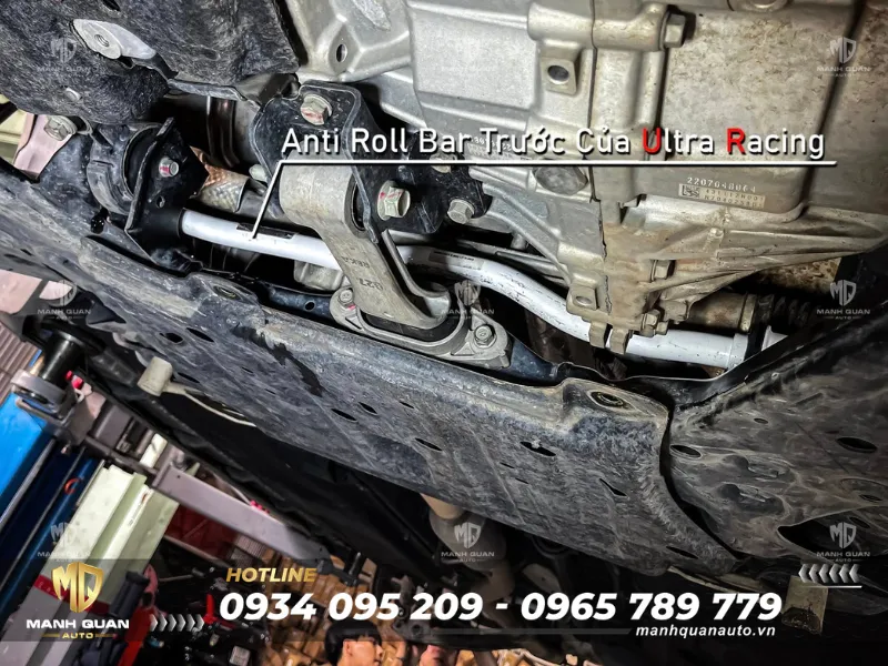 Thanh chống lật Ultra Racing trước