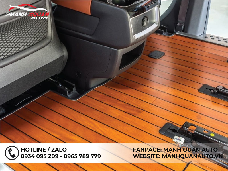 Sàn gỗ giúp tăng tính thẩm mỹ cho nội thất xe Hyundai Palisade 2023.