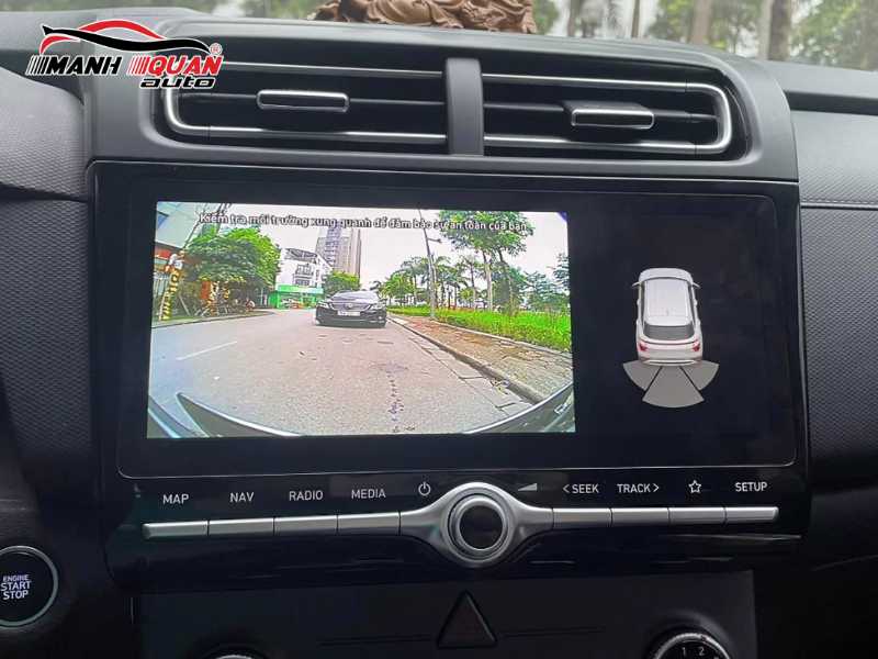 Camera 3 mắt hỗ trợ người dùng lái xe an toàn hơn nhờ các góc quay hiển thị trên màn hình.
