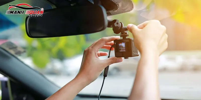 Lắp camera cần thực hiện cẩn thận để tránh ảnh hưởng đến tính thẩm mỹ của xe.