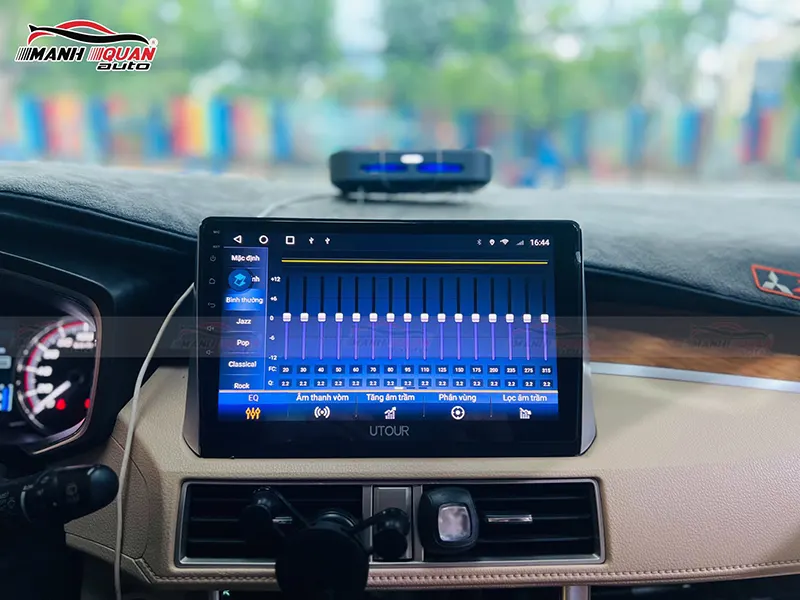 Màn hình Utour trang bị hệ thống DPS cải thiện âm thanh trên xe