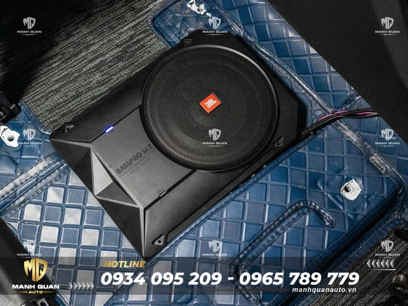 Lắp loa sub gầm ghê cho Vinfast Limo Green