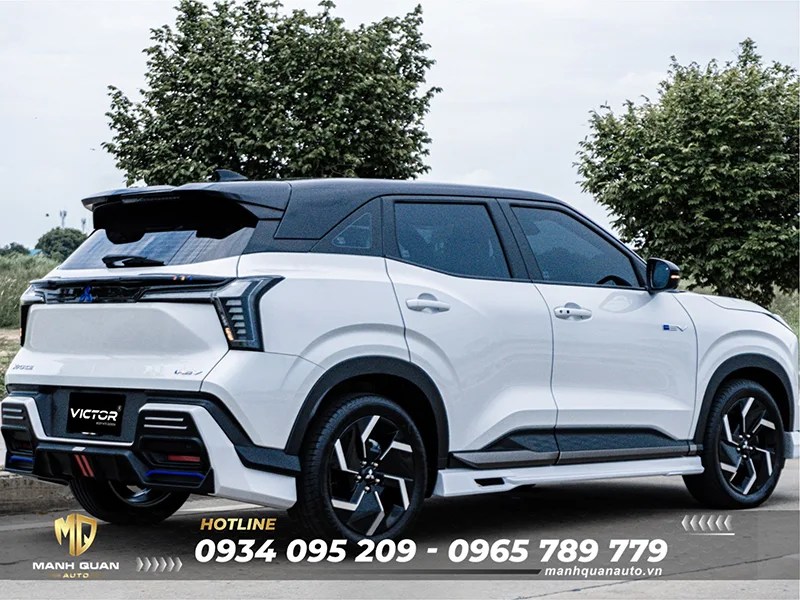 Body Kit Mitsubishi Xforce Mẫu Victor Góc sau 3/4 thể hiện cản sau Victor tạo cảm giác xe bè và chắc chắn