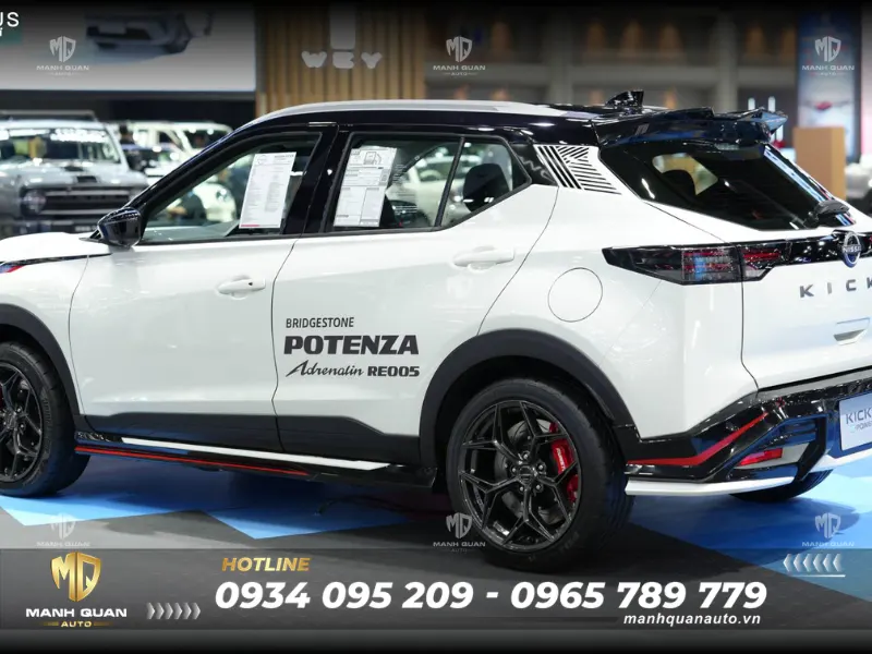 Bodykit Nissan Kicks 2026 mẫu Maximus Ốp hông xoá đi khoảng trống đơn điệu, giúp kéo dài đường nét từ cản trước ra sau, làm thân xe nhìn dày dặn, cơ bắp, liền mạch