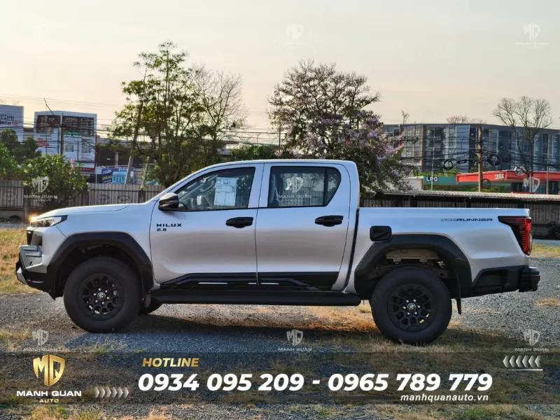 Bodykit Toyota Hilux 2024 mẫu Foresta Ốp hông giúp xe dày dặn và trường dáng hơn