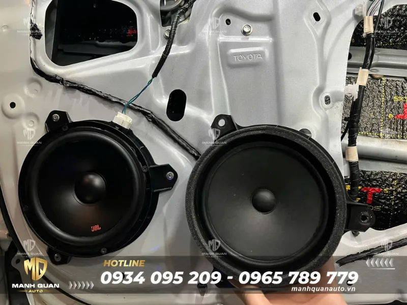 Sửa Loa Toyota Cross - Khắc Phục Loa Rè, Âm Thanh Yếu Nâng cấp loa cánh cửa cho Toyota Cross