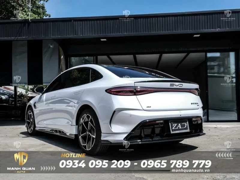 Bodykit BYD Seal 2024 mẫu Zad Ốp cản sau đóng vai trò là một bệ đỡ thể thao, giúp lắp đầy khoảng trống nhựa mộc mạc ban đầu