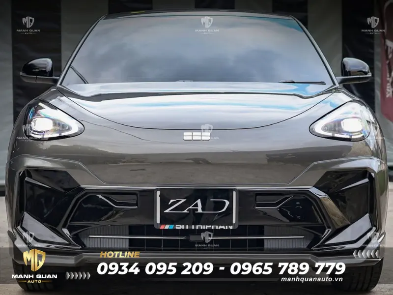 Bodykit Geely EX2 2026 mẫu Zad Elite Ốp cản trước giúp mặt trước xe hoàn toàn rũ bỏ vẻ mềm mại, đơn điệu ban đầu để thay vào đó bằng một diện mạo hiện đại, đầm chắc và thể thao