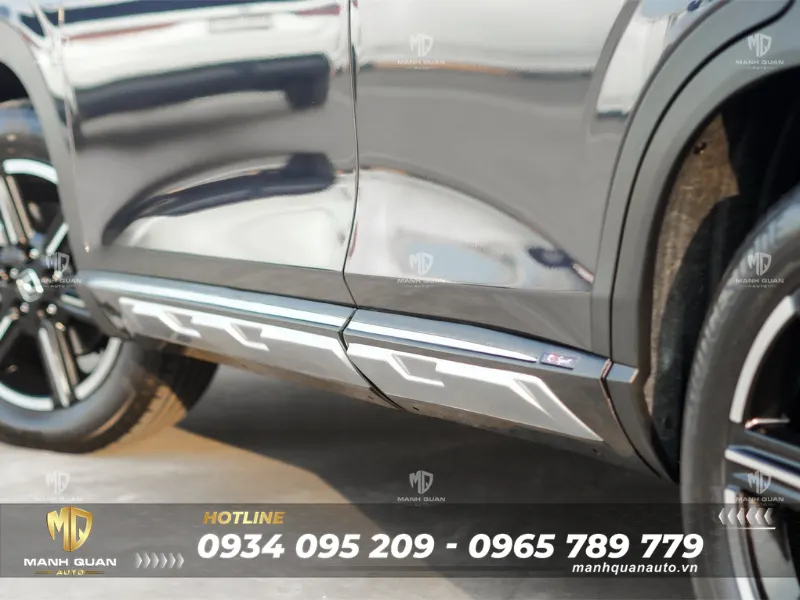 Bodykit Honda HR-V 2022 mẫu RS Sport Ốp hông được thiết kế góc cạnh, tạo điểm nhấn giúp lắp đầy khoảng trống ở phần gầm dưới, mang lại một cảm giác hông xe vô cùng cứng cáp, khoẻ khoắn.