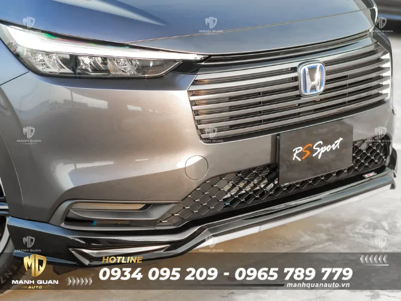 Bodykit Honda HR-V 2022 mẫu RS Sport Ốp cản trước giúp tổng thể mặt trước trở nên gọn gàng, liền mạch nhưng lại vô cùng cơ bắp, thể thao.