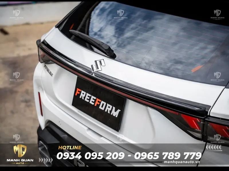 Bodykit Suzuki Fronx 2026 mẫu Luna Ốp trang trí trung tâm cốp xe