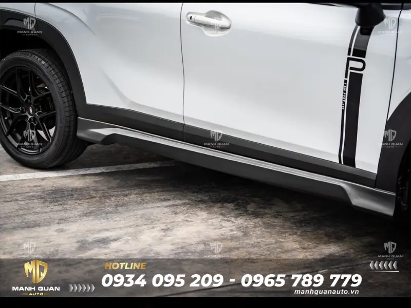 Bodykit Suzuki Fronx 2026 mẫu Luna Ốp hông giúp xe trông trường dáng, đầm chắc và khoẻ khoắn hơn khi quan sát từ góc ngang