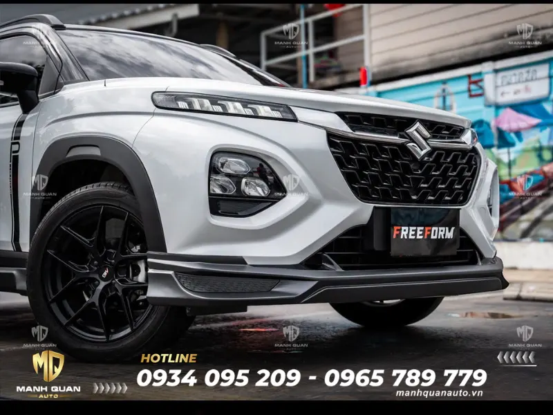 Bodykit Suzuki Fronx 2026 mẫu Luna Ốp cản trước đã lắp đầy khoảng trống gầm một cách hoàn hảo, xoá bỏ cảm giác hiền lành, đơn điệu ban đầu bằng thần thái thể thao, sang trọng, gọn gàng
