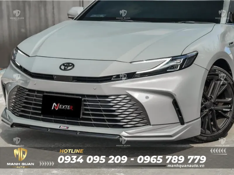 Bodykit Toyota Camry 2025 mẫu Nexter Ốp cản trước như một nét chấm phá đắt giá, khiến diện mạo xe trở nên sắc nét, hiện đại và tràn đầy năng lượng