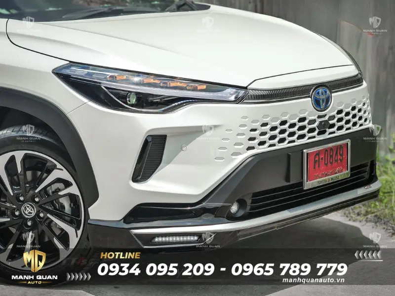 Bodykit Toyota Corolla Cross 2024 mẫu TTS Sport Ốp cản trước được thiết kế gọn gàng ở mép dưới, khéo léo tạo hiệu ứng hạ thấp trọng tâm thị giác