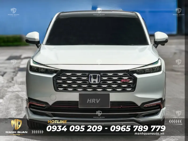 Bodykit Honda HR-V 2023 mẫu Nexter Ốp cản trước chạy sát mép gầm và mở nhẹ sang hai bên giúp mặt tiền của xe trông rộng, bề thế và thể thao