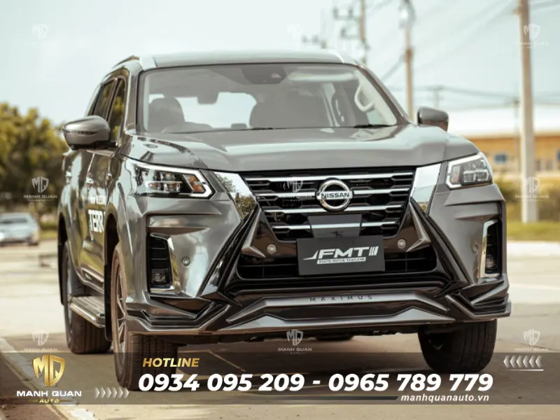 Bodykit Nissan Terra 2023 mẫu Maximus Ốp cản trước mẫu bodykit Maximus là sự tinh tế trong thiết kế ôm khít vào thân xe, giúp tôn dáng cho cụm đèn pha và lưới tản nhiệt nguyên bản chứ không hề tạo cảm giác thô kệch hay rườm rà