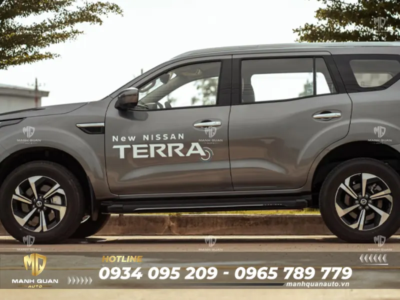 Bodykit Nissan Terra 2023 mẫu Maximus Bệ bước chân còn là trợ thủ đắc lực giúp hành khách đặc biệt là người già và trẻ nhỏ lên xuống một cách dễ dàng và an toàn hơn