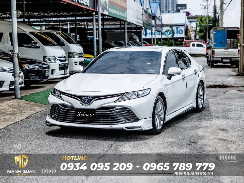 Bodykit Toyota Camry 2019 mẫu Xclusiv Ốp hông giúp khoảng trống mộc mạc nguyên bản được lắp đầy, mang lại hiệu ứng thị giác giúp xế cưng trường dáng, đầm chắc và thể thao hơn