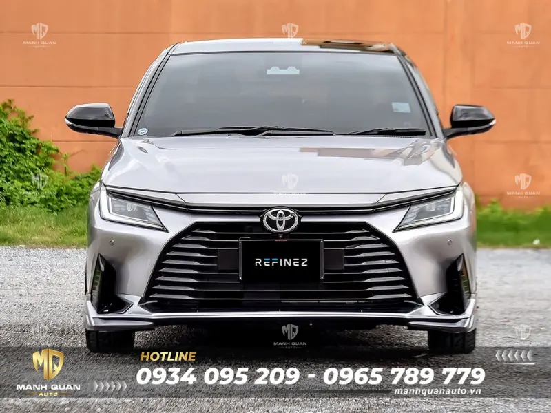 Bodykit Toyota Vios 2022 mẫu Refinez Ốp cản trước được thiết kế cực kỳ thông minh, vừa tăng thêm độ sâu, độ góc cạnh của mặt ca-lăng, vừa giữ được sự liền khối, chỉn chu, hiện đại