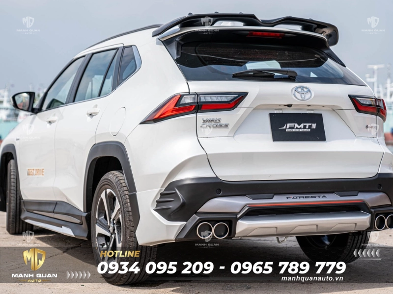 Bodykit Toyota Yaris Cross 2024 mẫu Foresta Ốp cản sau được thiết kế dập khối đa tầng dứt khoát, giúp phần đuôi xe Toyota trở nên bề thế và có chiều sâu