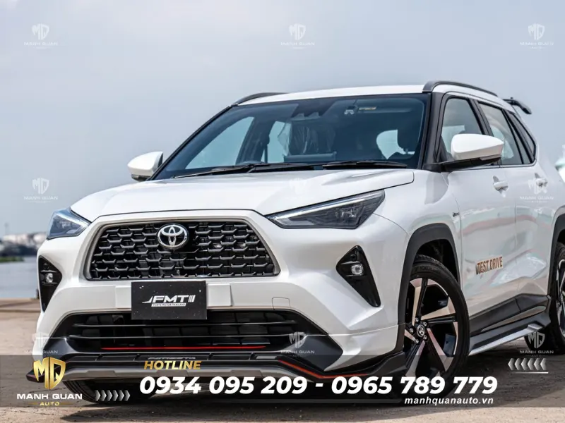 Bodykit Toyota Yaris Cross 2024 mẫu Foresta Không còn vẻ đơn điệu nguyên bản, đầu xe trở nên bề thế hơn nhờ cấu trúc lip cản trước đa tầng đầy góc cạnh, phối hợp giữa mảng đen mờ và ốp sáng màu thể thao