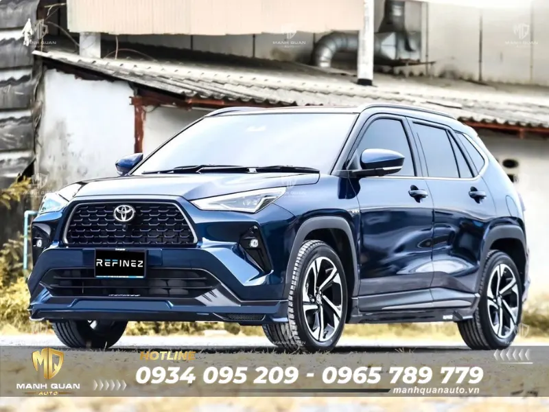 Bodykit Toyota Yaris Cross 2024 mẫu Refinez Ốp hông khéo léo hạ thấp trọng tâm thị giác, giúp phần thân xe trông dài hơn, chắc chắn và đậm chất thể thao