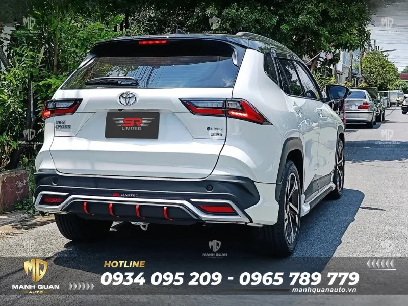 Bodykit Toyota Yaris Cross 2024 mẫu SR-Limited Thiết kế cản sau nổi khối kết hợp cùng ốp bạc và các điểm nhấn trung tâm mang hơi hướng của cụm khuếch tán gió khí động học, giúp đuôi xe thoát khỏi vẻ đơn điệu, trở nên góc cạnh và bắt mắt hơn ở mọi góc nhìn