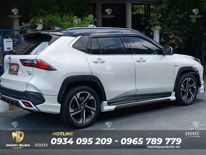 Bodykit Toyota Yaris Cross 2024 mẫu SR-Limited Thanh ốp hông thiết kế chuẩn form dẹt ôm sát mép cửa dưới, giúp thân xe trở nên thanh thoát